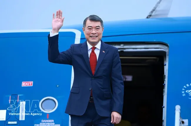 Prime Minister Le Minh Hung leaves Hanoi for Cebu, the Philippines to attend the 48th ASEAN Summit from May 7–8 (Photo: VNA)