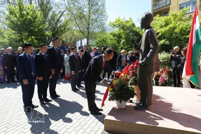 Delegates lay flowers in tribute to President Ho Chi Minh. (Photo: VNA)