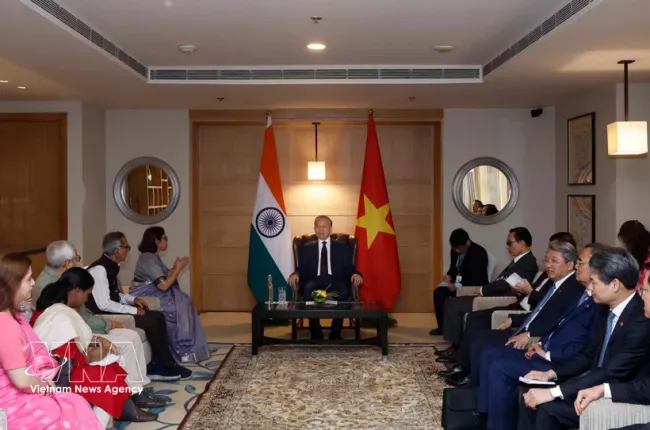General Secretary of the Communist Party of Vietnam Central Committee and State President To Lam receives President of the India-Vietnam Friendship Association Kusum Jain in New Delhi on May 6 afternoon (local time). Photo: VNA