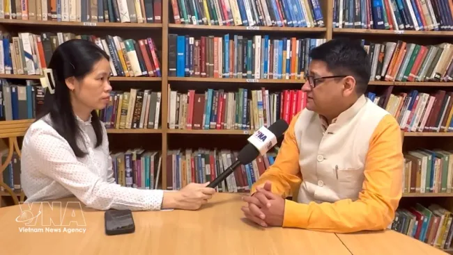 Professor Harsh V. Pant, Vice President of the Observer Research Foundation (ORF) speaks to the Vietnam News Agency’s correspondents in New Delhi. (Photo: VNA)