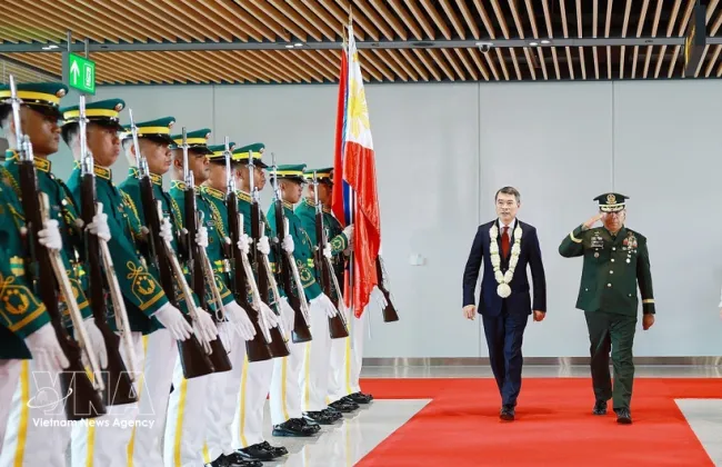 Prime Minister Le Minh Hung begins his participation in the 48th ASEAN Summit in Cebu, the Philippines. (Photo: VNA)