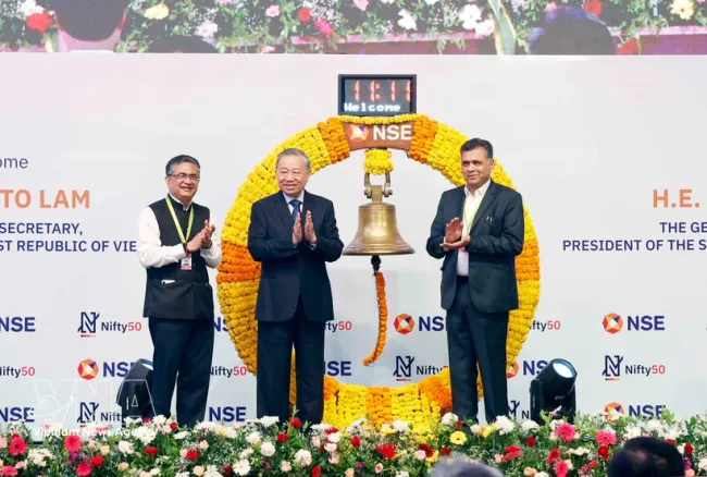 General Secretary of the Communist Party of Vietnam Central Committee and State President To Lam (C) rings bell at the National Stock Exchange of India (Photo: VNA)