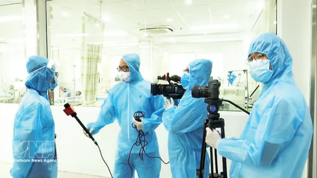 Journalists reporting on the ground in Da Nang during the height of the COVID-19 outbreak. (Photo: VNA)
