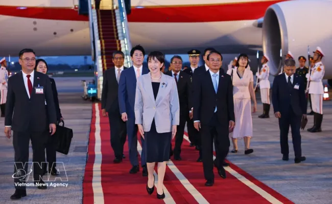 Japanese Prime Minister Takaichi Sanae arrives in Hanoi on the evening of May 1 (Photo: VNA