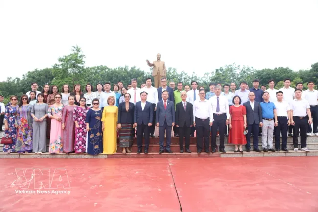 The delegation visit the monument of President Kaysone Phomvihane in Savannakhet province. (Photo: VNA)
