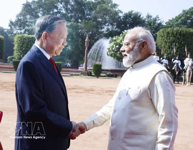 Indian Prime Minister Narendra Modi welcomes General Secretary and State President To Lam in New Delhi. (Photo; VNA)