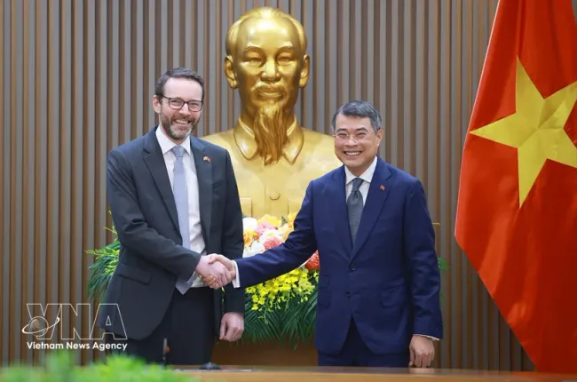 Prime Minister Le Minh Hung (R) hosts the UK's Ambassador to Vietnam Iain Frew in Hanoi on May 20 (Photo: VNA)