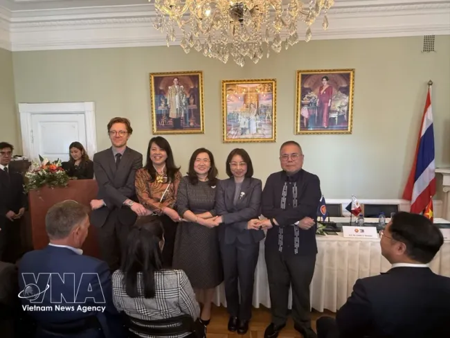 ASEAN ambassadors and representatives from the Danish Ministry of Foreign Affairs pose for a commemorative photo (Photo published by VNA)