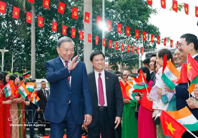 General Secretary of the Communist Party of Vietnam Central Committee and State President To Lam meets with staff of the Vietnamese Embassy and representatives of the Vietnamese community in India on May 5, 2026. (Photo: VNA)