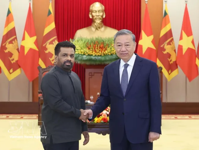 Party General Secretary To Lam (R) receives Sri Lankan President Anura Kumara Dissanayaka during the latter's state visit to Vietnam and attendance at the United Nations Day of Vesak on May 4, 2025. (Photo: VNA)