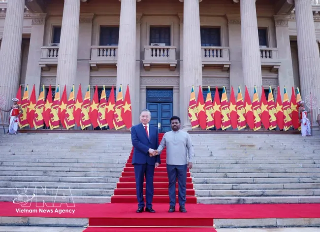 Sri Lankan President Anura Kumara Dissanayake (R) hosts an official welcome ceremony for General Secretary of the Communist Party of Vietnam Central Committee and State President To Lam. (Photo: VNA)