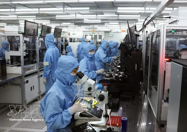 Workers manufactures camera modules and electronic components for export at the factory of the RoK-invested MCNEX VINA Co., Ltd. in the Phuc Son Industrial Park, Ninh Binh province. (Photo: VNA)