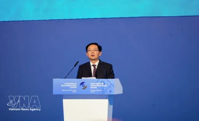 Deputy Prime Minister Ho Quoc Dung addresses the plenary session of the Eurasian Economic Forum in Astana, Kazakhstan, on May 28. (Photo: VNA)