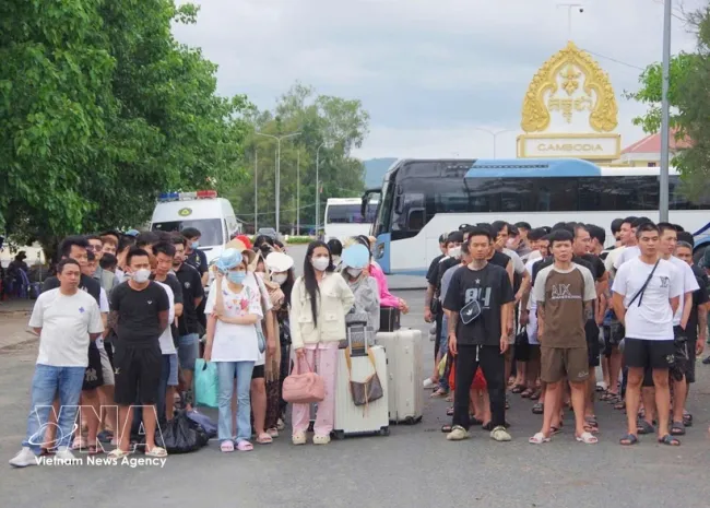 A total of 109 Vietnamese citizens working in Cambodia are deported by the General Department of Immigration under Cambodia’s Ministry of Interior for violating the country’s regulations on immigration, labour and residency. (Photo: VNA)