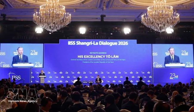 Party General Secretary and State President To Lam delivers a keynote address at the 23rd Shangri-La Dialogue and answers questions from delegates. (Photo: VNA)