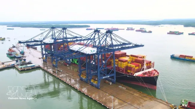 LNG-powered container vessel Zim Mount Rainier docks at SP-SSA International Terminal in Tan Phuoc ward, Ho Chi Minh City (Photo: VNA)