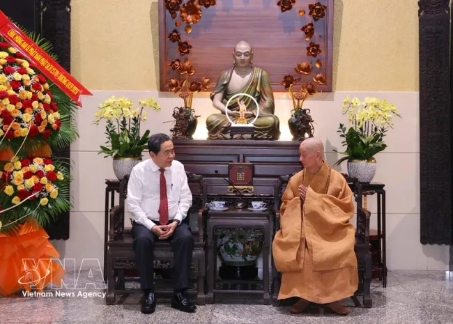 NA Chairman Tran Thanh Man meets Most Venerable Thich Tri Quang, Supreme Patriarch of the Patronage Council of the Vietnam Buddhist Sangha, on May 29. (Photo: VNA)