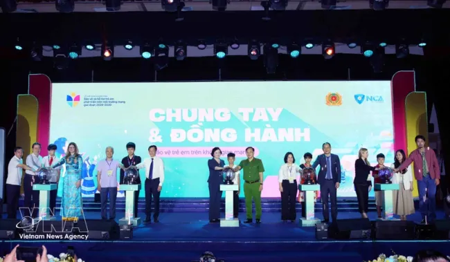 Participants mark the launch of the national drive to protect and support children in cyberspace for the 2026–2030 period on May 29. (Photo: VNA)