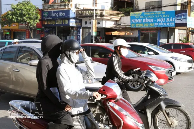 The National Centre for Hydro-Meteorological Forecasting reports that since May 23, many northern localities have recorded temperatures of 37–39°C, with some areas exceeding 39°C. (Illustrative photo: VNA)