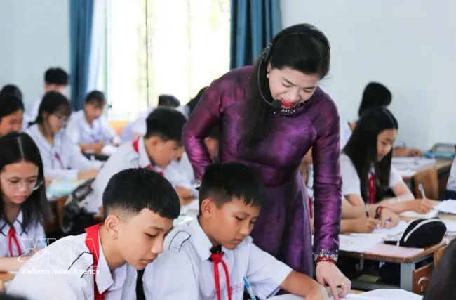 The highest allowance level of 80% will apply to teachers and managers at ethnic minority boarding schools, specialised high schools, pre-university schools, schools for persons with disabilities (Illustrative photo: VNA)