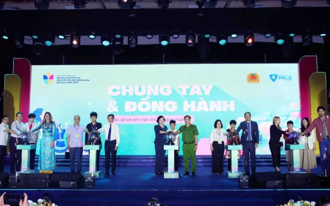 Participants mark the launch of the national drive to protect and support children in cyberspace for the 2026–2030 period on May 29. (Photo: VNA)