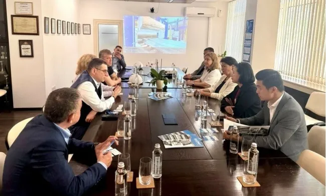 The meeting between Vietnamese Ambassador to Bulgaria Nguyen Thi Minh Nguyet and leader of the Alcomet factory. (Photo courtesy of the Vietnamese Embassy in Bulgaria)