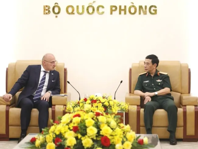 Deputy Prime Minister and Minister of National Defence General Phan Van Giang (R) receives Croatian Minister of Foreign and European Affairs Gordan Grlić Radman. (Photo: VGP)