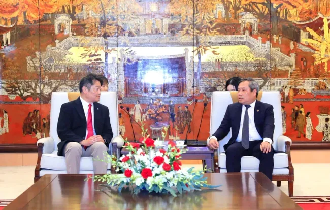 Deputy Secretary of the Party Committee and Chairman of the People’s Committee of Hanoi Vu Dai Thang (right) receives Governor of Yamanashi prefecture Nagasaki Kotaro. (Photo: hanoimoi.vn)