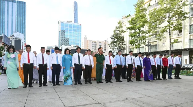 Officials of Ho Chi Minh City pay tribute to the late leader at the President Ho Chi Minh statue park on Nguyen Hue pedestrian street on May 19, 2026. (Photo: VNA)