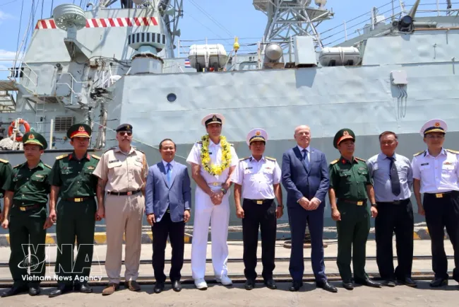 Officials at the welcome ceremony for the Canadian Navy’s HMCS Charlottetown frigate at Tien Sa Port in Da Nang on May 15 (Photo: VNA)