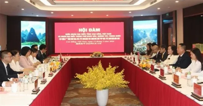 Officials from Cao Bang province of Vietnam and Baise city in the Guangxi Zhuang Autonomous Region of China hold talks on May 15. (Photo: VNA)