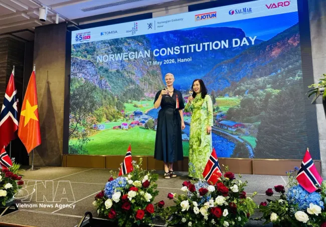 Deputy Minister of Foreign Affairs Le Thi Thu Hang (right) and Norwegian Ambassador to Vietnam Hilde Solbakken at the ceremony marking the 212th anniversary of Norway’s Constitution Day on May 15. (Photo: VNA)