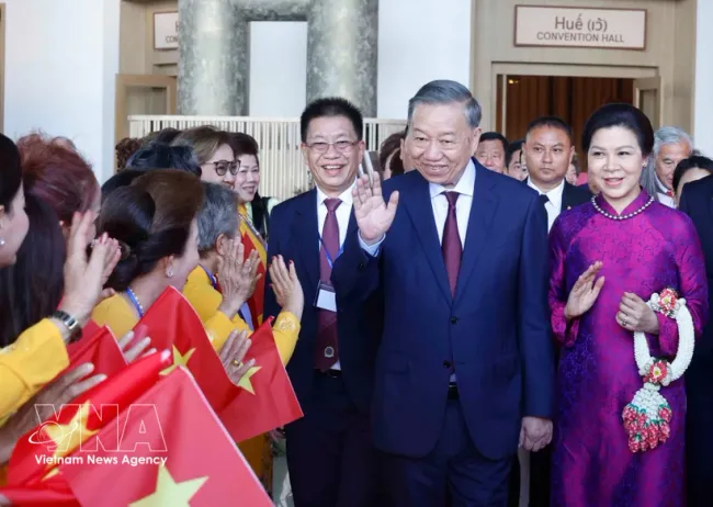 Party General Secretary and State President To Lam and his spouse meet with representatives of the Vietnamese community in Thailand. (Photo: VNA)