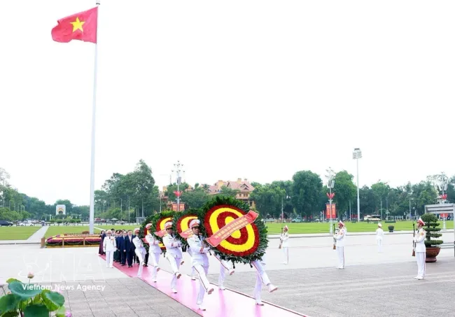 Incumbent and former Party and State leaders pay tribute to President Ho Chi Minh at his mausoleum in Hanoi on May 19, 2026. (Photo: VNA)