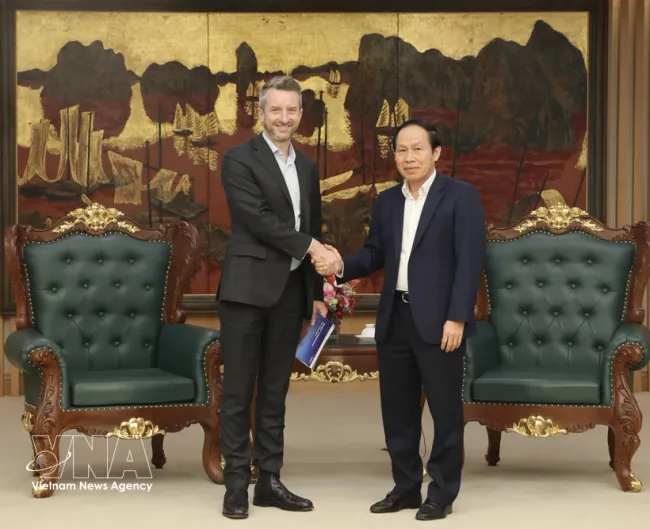 Deputy Prime Minister Le Tien Chau (R) and Deputy Vice-Chancellor of RMIT Melbourne and Chair of the Board of RMIT Vietnam Layton Pike (Photo: VNA)