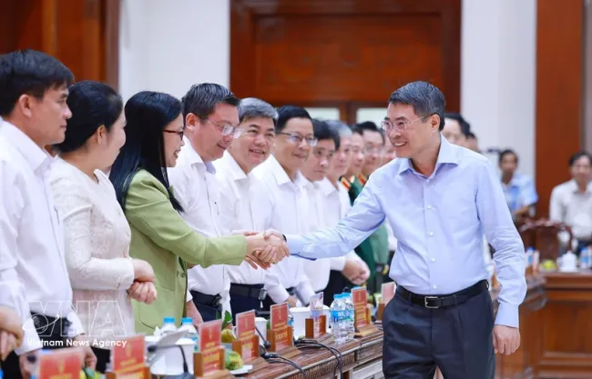 Prime Minister Le Minh Hung (right) at the working session with the Dong Thap provincial Party Committee’s Standing Board on May 27 (Photo: VNA)