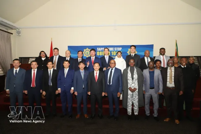 The delegation from Vietnam’s Ministry of Public Security, led by Deputy Minister Senior Lieutenant General Nguyen Van Long, in a group photo with leaders of the South African Ministry of Police. (Photo: VNA)