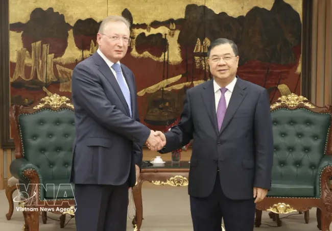 Permanent Deputy Prime Minister Pham Gia Tuc (R) receives Zarubezhneft General Director Sergey Kudryashov in Hanoi on May 27. (Photo: VNA)