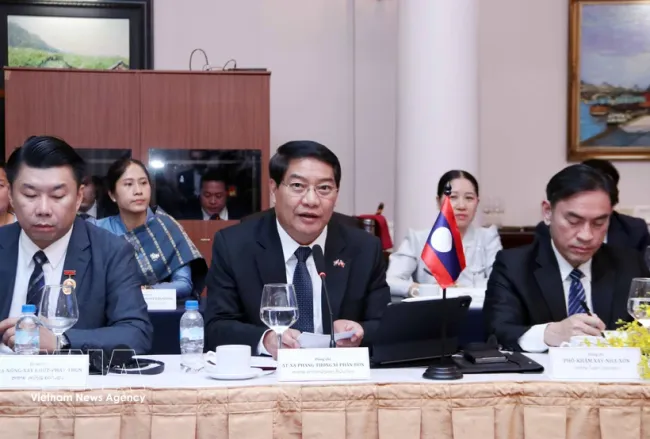 Atsaphangthong Siphandone (centre), Secretary of the Vientiane Party Committee and Chairman of the municipal People’s Council, speaks at the working session. (Photo: VNA)