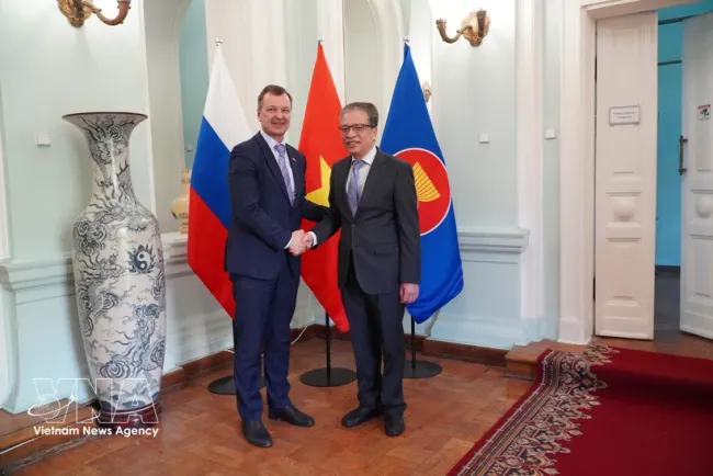 Vietnamese Ambassador to Russia Dang Minh Khoi (right) and First Deputy Chairman of the Federation Council of Russia Andrey Yatskin at their meeting in Moscow on May 14. (Photo: VNA)