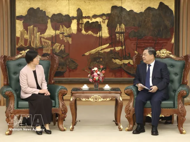 Permanent Deputy Prime Minister Pham Gia Tuc (R) and AIIB President Zou Jiayi (Photo: VNA)