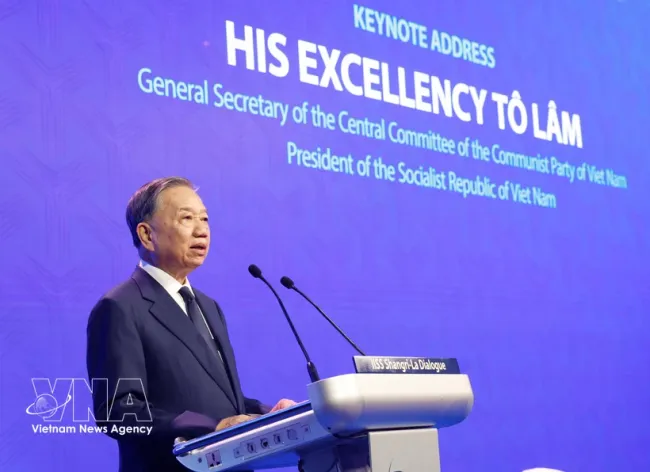 General Secretary of the Communist Party of Vietnam Central Committee and State President To Lam delivers a keunote address at the 23th Shangri-La Dialogue in Singapore (Photo: VNA)