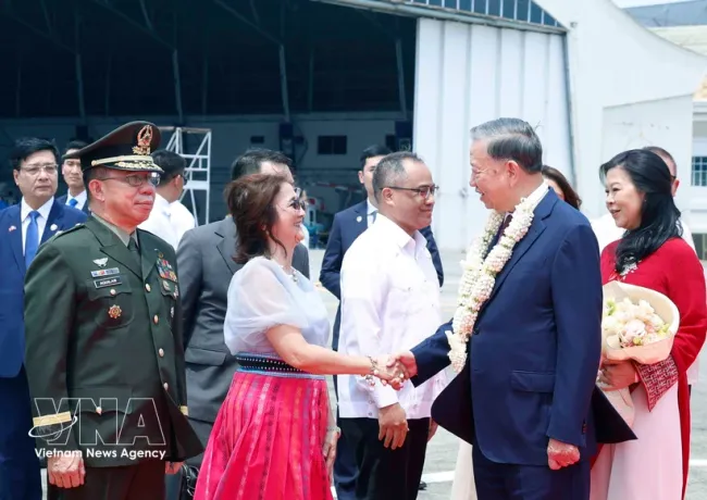 Party General Secretary and State President To Lam and his spouse Ngo Phuong Ly are welcomed at Villamor Airbase on May 31 afternoon. (Photo: VNA)