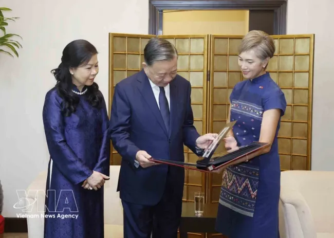 Seeing off the Vietnamese delegation at Changi International Airport on May 31 morning, Singapore's Minister for Digital Development and Information Josephine Teo (right) presents Party General Secretary and State President To Lam and his wife with an album of photographs documenting their activities in Singapore. (Photo: VNA