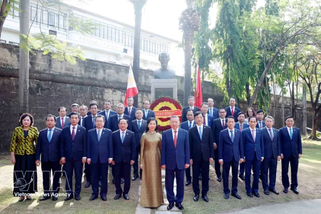 Party General Secretary and State President To Lam lays a wreath at the President Ho Chi Minh monument in the ASEAN Garden in Intramuros Old Town, Manila, on May 31 afternoon. (Photo: VNA)