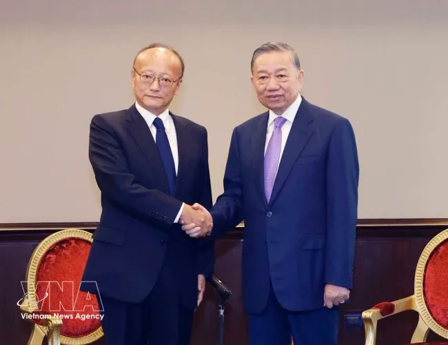 Party General Secretary and State President To Lam (right) meets with ADB President Masato Kanda in Manila on May 31. (Photo: VNA)