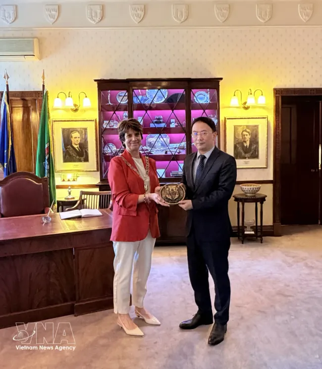 Vietnamese Ambassador to Ireland Pham Toan Thang (right) presents a souvenir to Deputy Lord Mayor of Cork Margaret McDonnell (Photo: VNA)