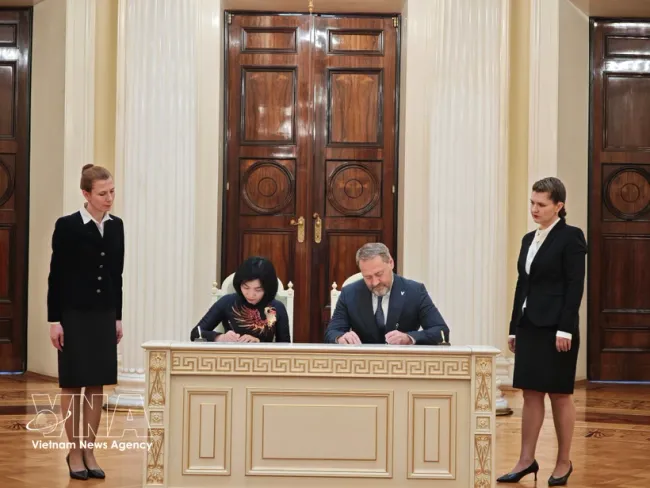 Phung Thi Hong Ha, Deputy Secretary of the municipal Party Committee, Chairwoman of the Hanoi People’s Council and Deputy Head of the Hanoi National Assembly deputies' delegation, and Chairman of the Legislative Assembly of Saint Petersburg Aleksandr Belsky sign an MoU on cooperation between the Hanoi People’s Council and the Legislative Assembly of Saint Petersburg. (Photo: VNA)