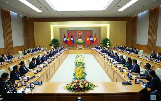 Prime Minister Le Minh Hung and his visiting Lao counterpart Sonexay Siphandone have talks in Hanoi on June 7 (Photo: VNA)