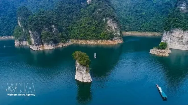 Coc Vai Pha in Tuyen Quang province's Thuong Lam commune. It is a towering limestone outcrop associated with the legend of Tai Ngao, a local hero who built a dam to save villagers from disaster. (Photo: VNA)